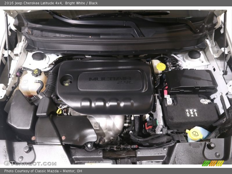 Bright White / Black 2016 Jeep Cherokee Latitude 4x4