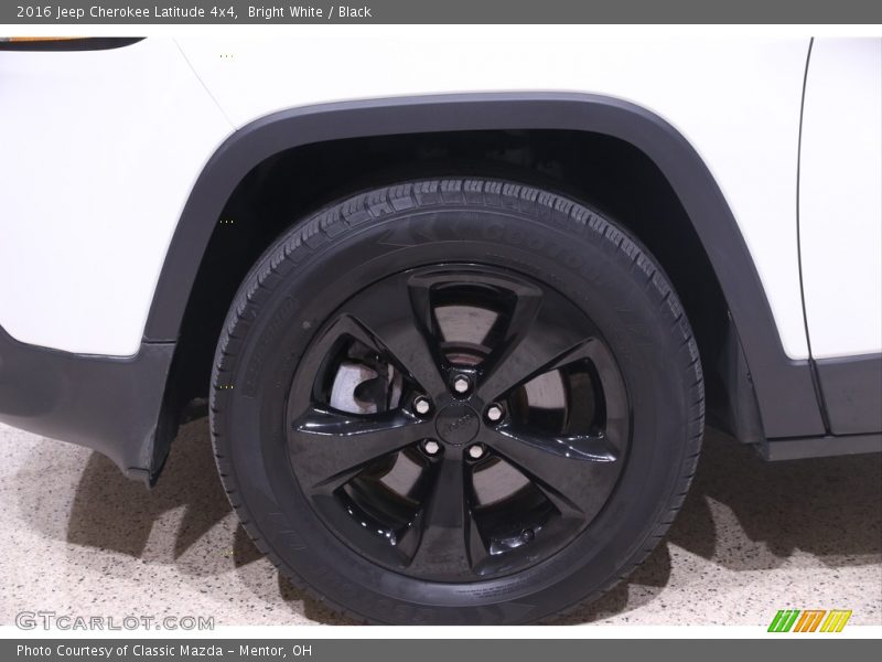 Bright White / Black 2016 Jeep Cherokee Latitude 4x4