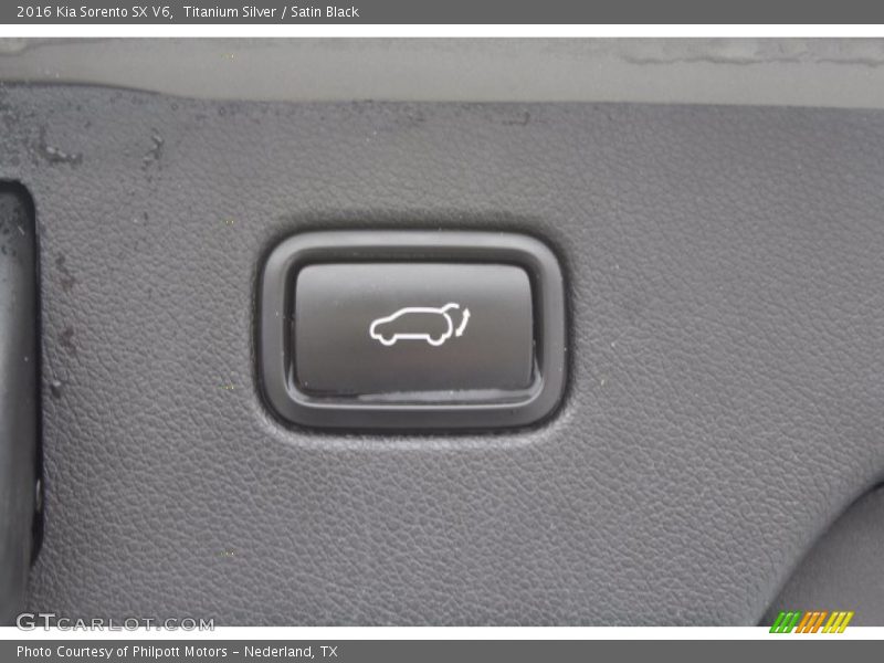 Titanium Silver / Satin Black 2016 Kia Sorento SX V6