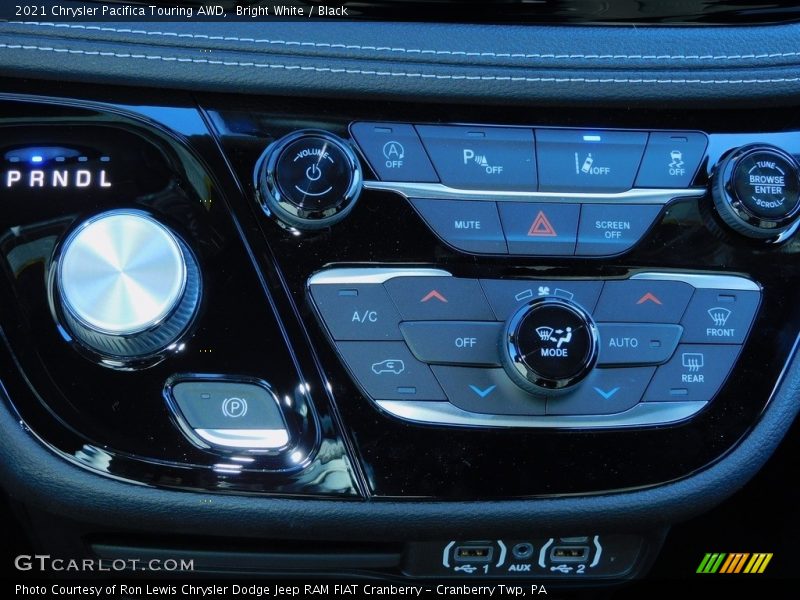 Bright White / Black 2021 Chrysler Pacifica Touring AWD