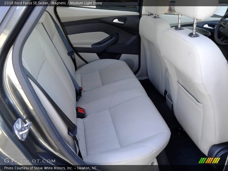Magnetic / Medium Light Stone 2018 Ford Focus SE Sedan