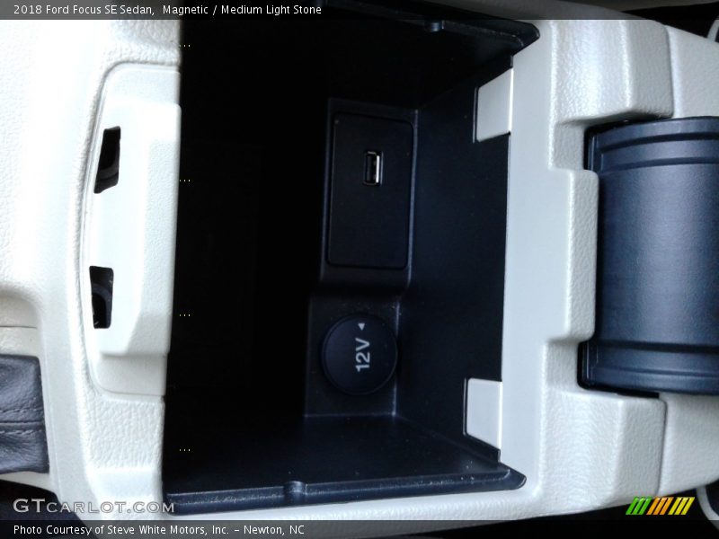 Magnetic / Medium Light Stone 2018 Ford Focus SE Sedan