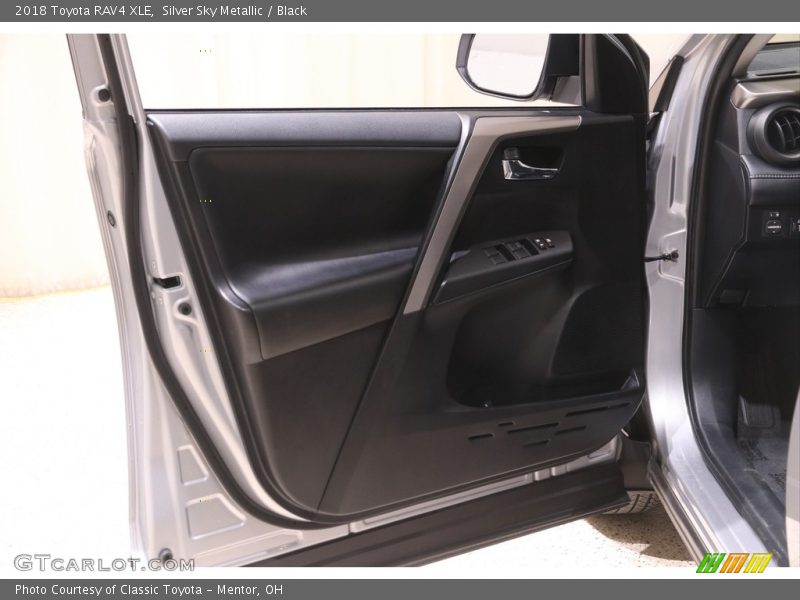 Silver Sky Metallic / Black 2018 Toyota RAV4 XLE