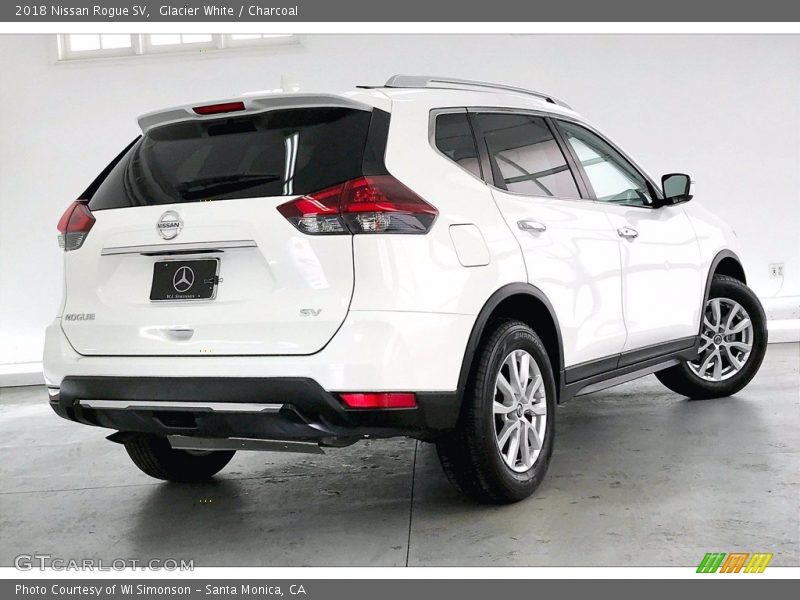 Glacier White / Charcoal 2018 Nissan Rogue SV