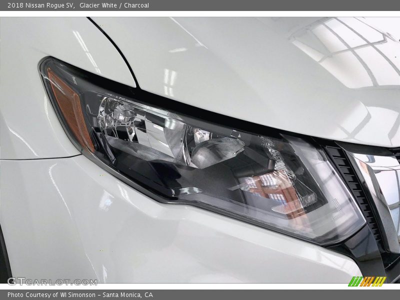 Glacier White / Charcoal 2018 Nissan Rogue SV