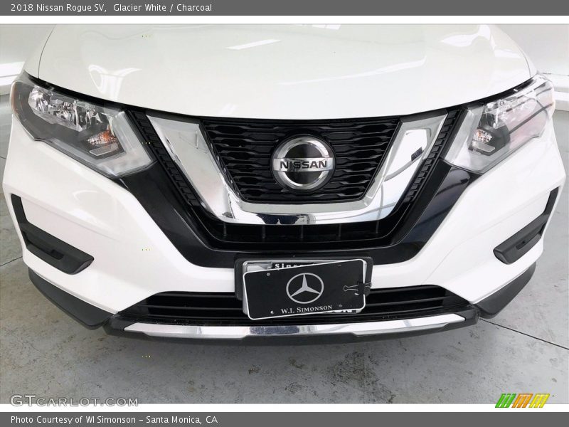 Glacier White / Charcoal 2018 Nissan Rogue SV