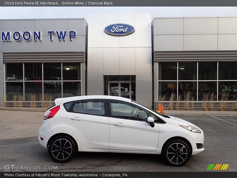 Oxford White / Charcoal Black 2019 Ford Fiesta SE Hatchback
