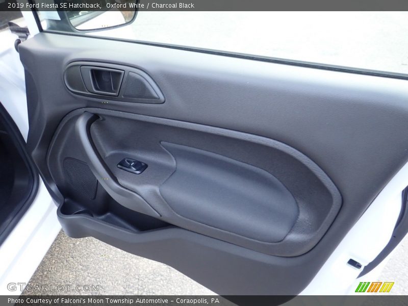 Oxford White / Charcoal Black 2019 Ford Fiesta SE Hatchback