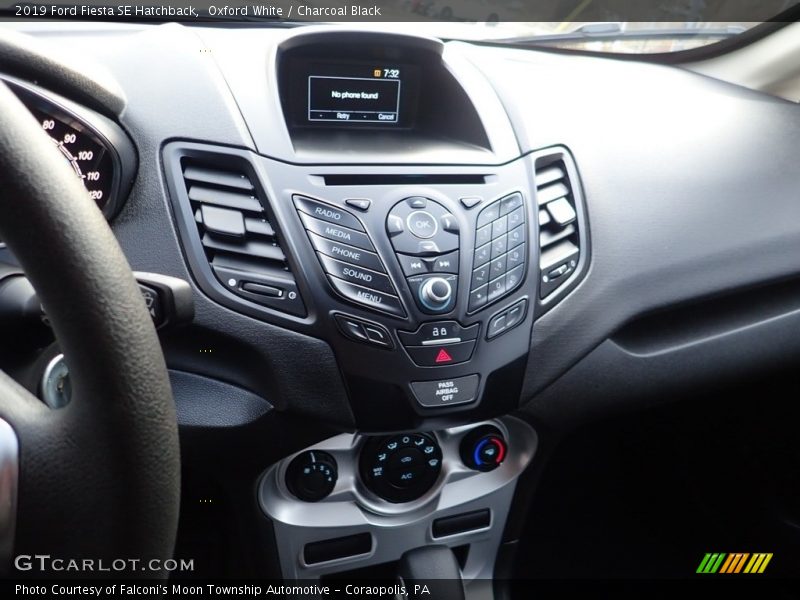 Oxford White / Charcoal Black 2019 Ford Fiesta SE Hatchback