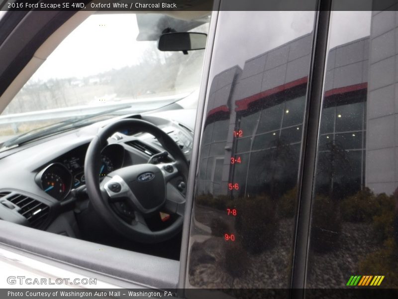 Oxford White / Charcoal Black 2016 Ford Escape SE 4WD