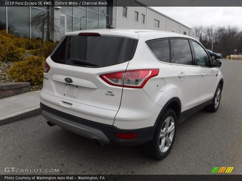 Oxford White / Charcoal Black 2016 Ford Escape SE 4WD