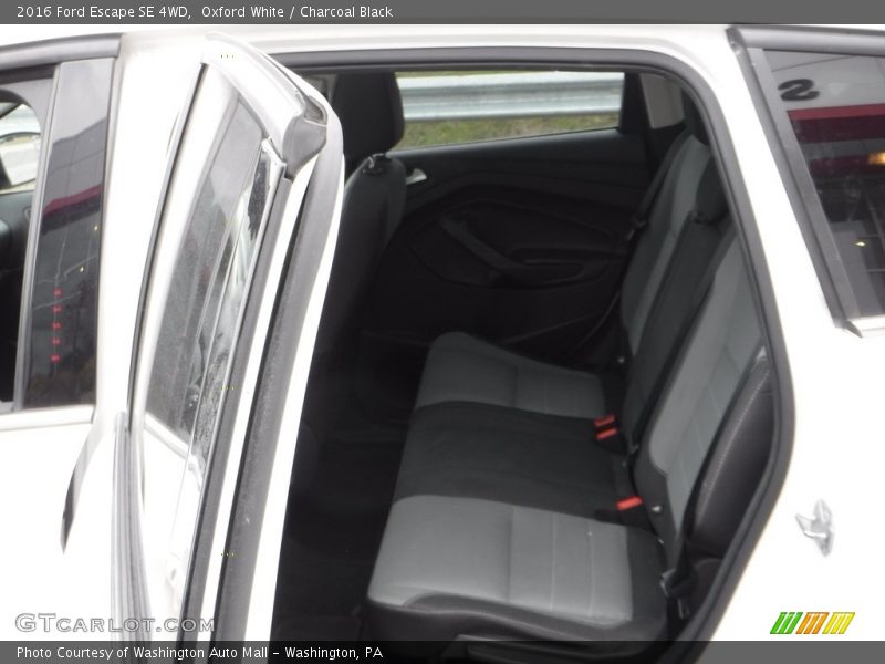 Oxford White / Charcoal Black 2016 Ford Escape SE 4WD