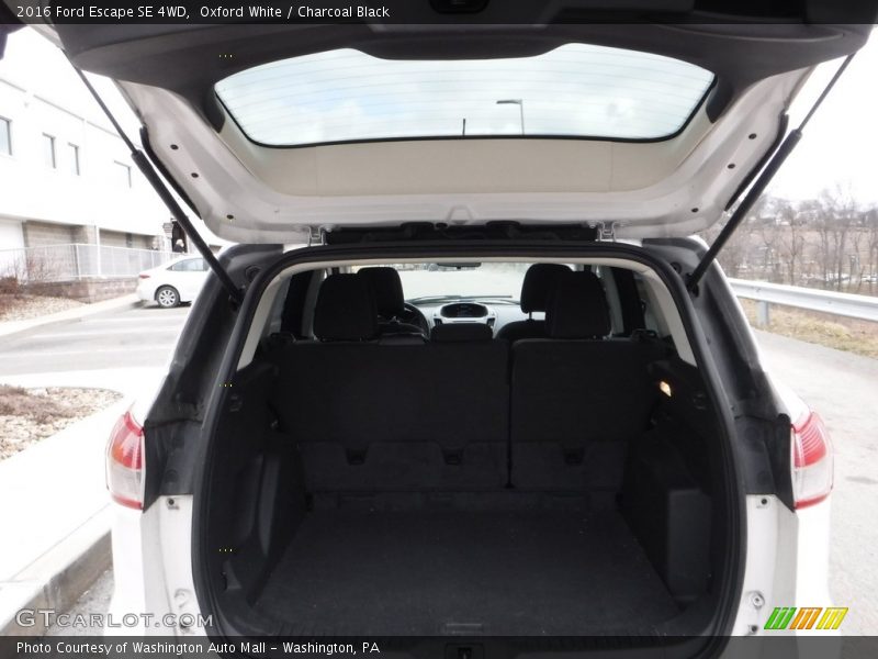 Oxford White / Charcoal Black 2016 Ford Escape SE 4WD