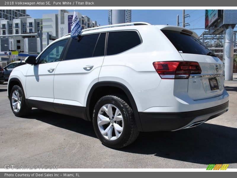 Pure White / Titan Black 2018 Volkswagen Atlas SE