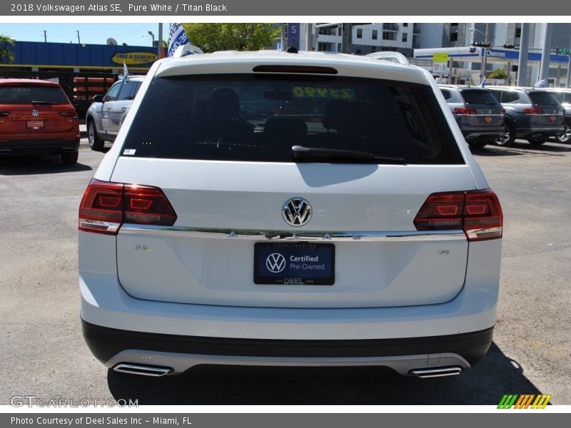 Pure White / Titan Black 2018 Volkswagen Atlas SE