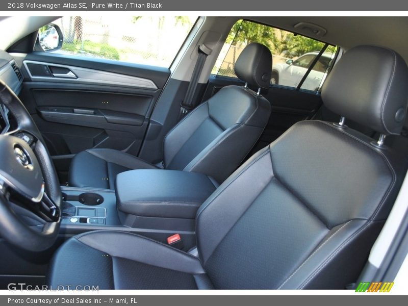 Pure White / Titan Black 2018 Volkswagen Atlas SE