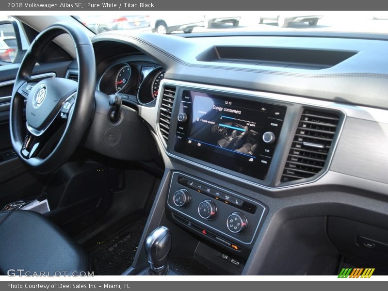 Pure White / Titan Black 2018 Volkswagen Atlas SE