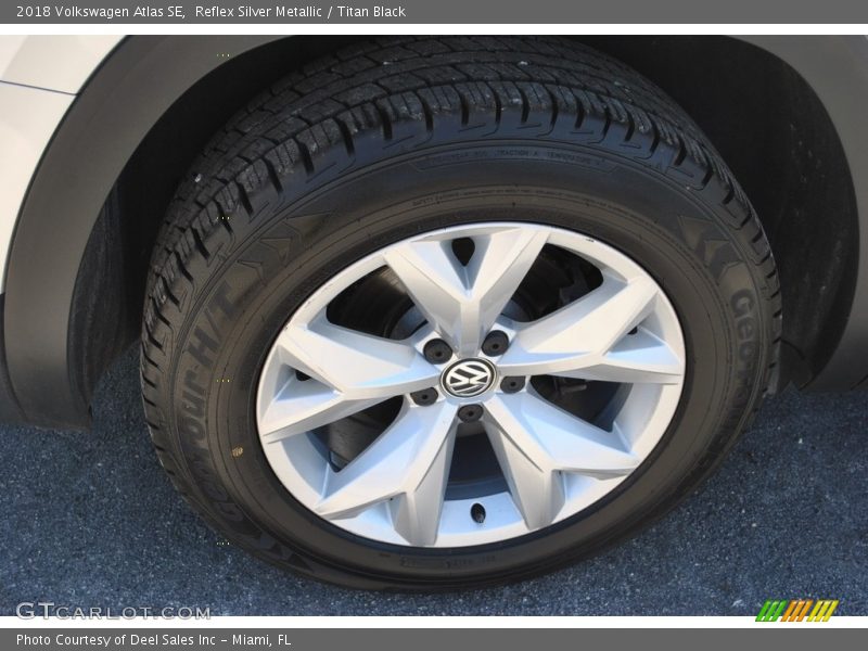 Reflex Silver Metallic / Titan Black 2018 Volkswagen Atlas SE