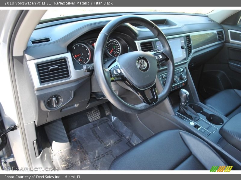Reflex Silver Metallic / Titan Black 2018 Volkswagen Atlas SE