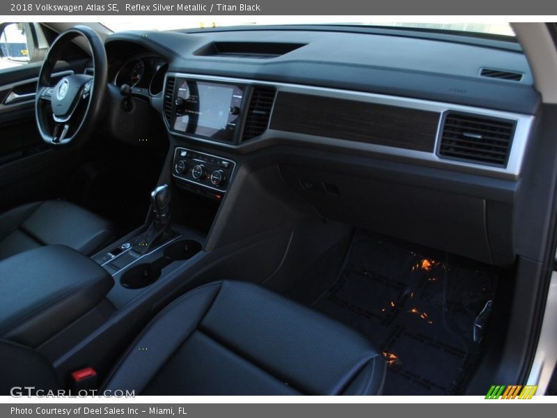 Reflex Silver Metallic / Titan Black 2018 Volkswagen Atlas SE