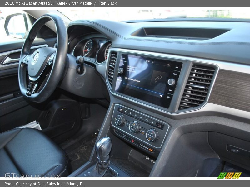 Reflex Silver Metallic / Titan Black 2018 Volkswagen Atlas SE