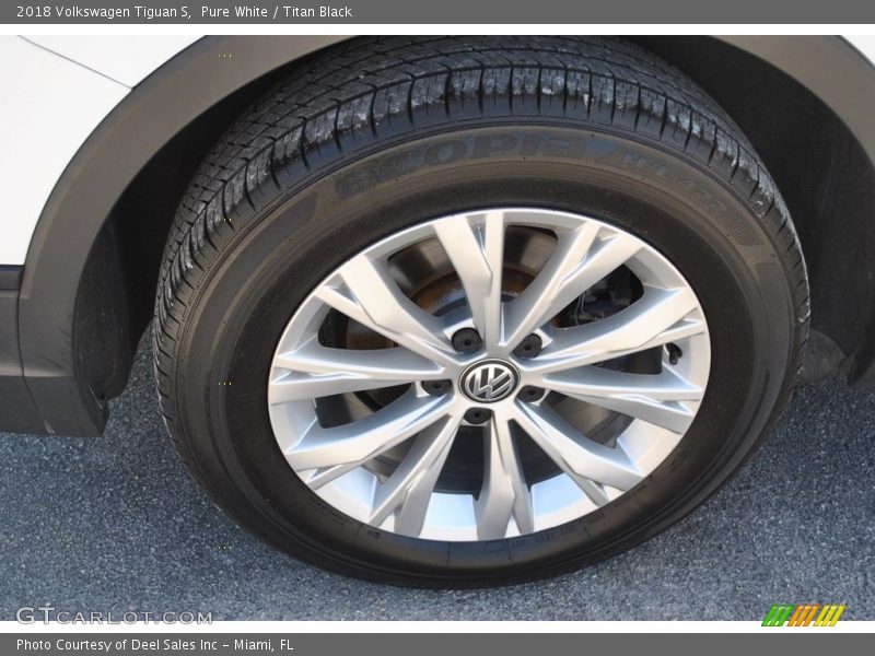 Pure White / Titan Black 2018 Volkswagen Tiguan S