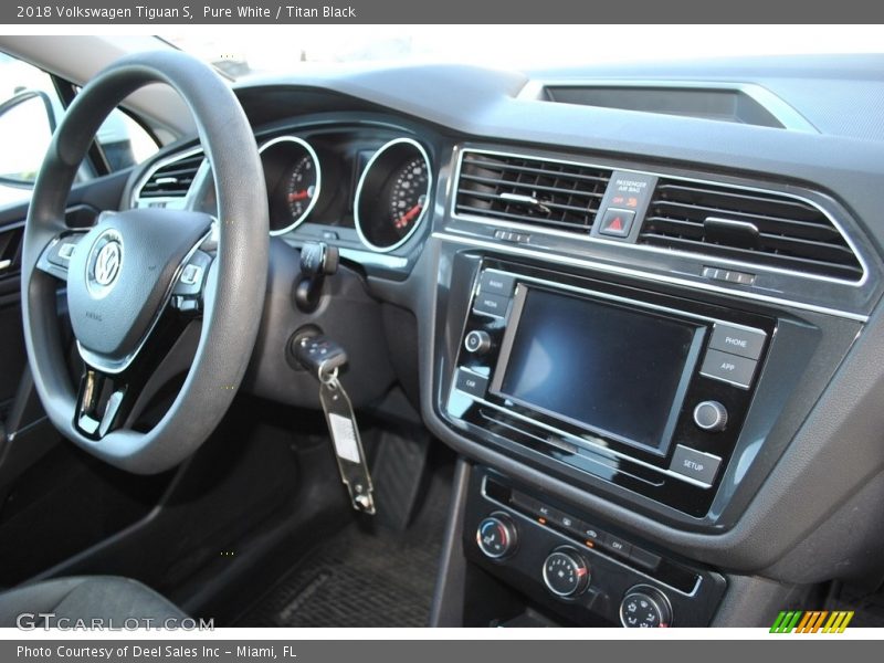 Pure White / Titan Black 2018 Volkswagen Tiguan S