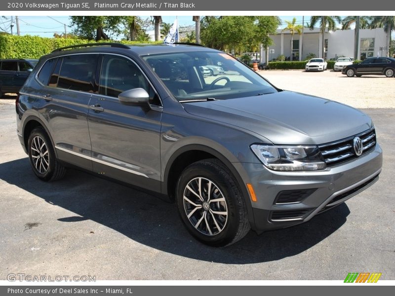 Platinum Gray Metallic / Titan Black 2020 Volkswagen Tiguan SE