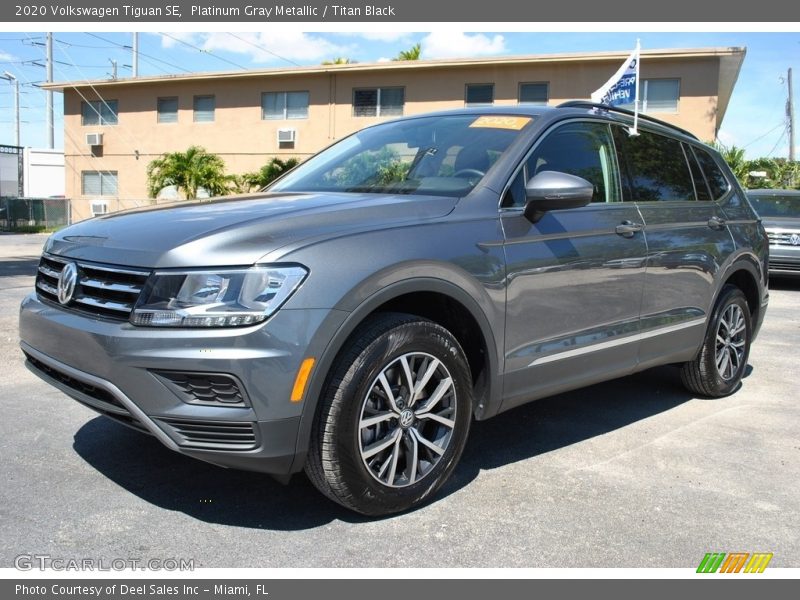 Platinum Gray Metallic / Titan Black 2020 Volkswagen Tiguan SE