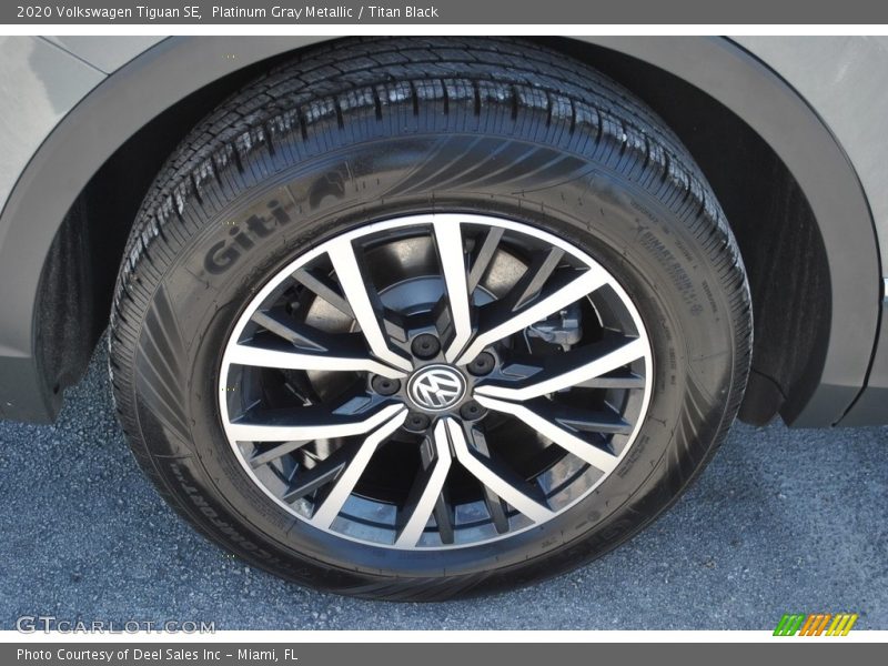 Platinum Gray Metallic / Titan Black 2020 Volkswagen Tiguan SE