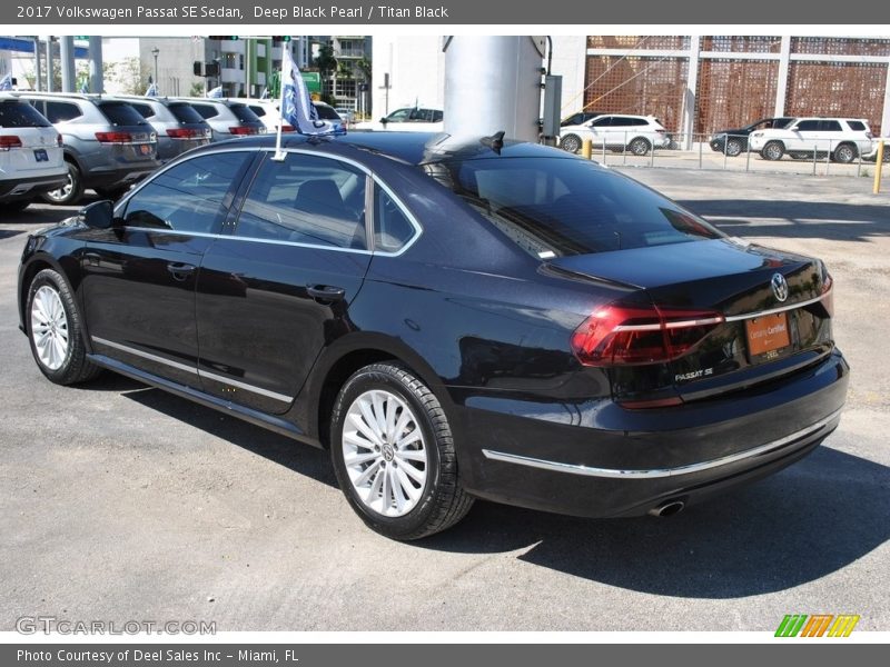 Deep Black Pearl / Titan Black 2017 Volkswagen Passat SE Sedan