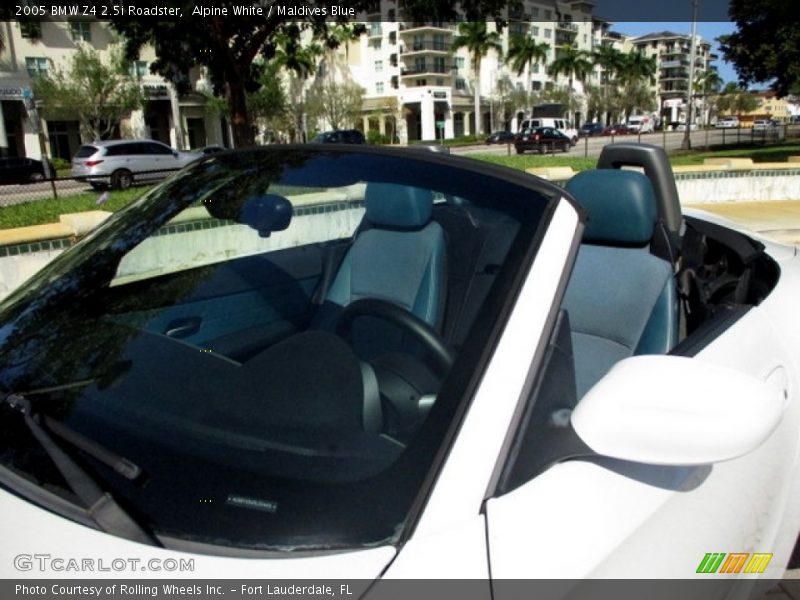 Alpine White / Maldives Blue 2005 BMW Z4 2.5i Roadster