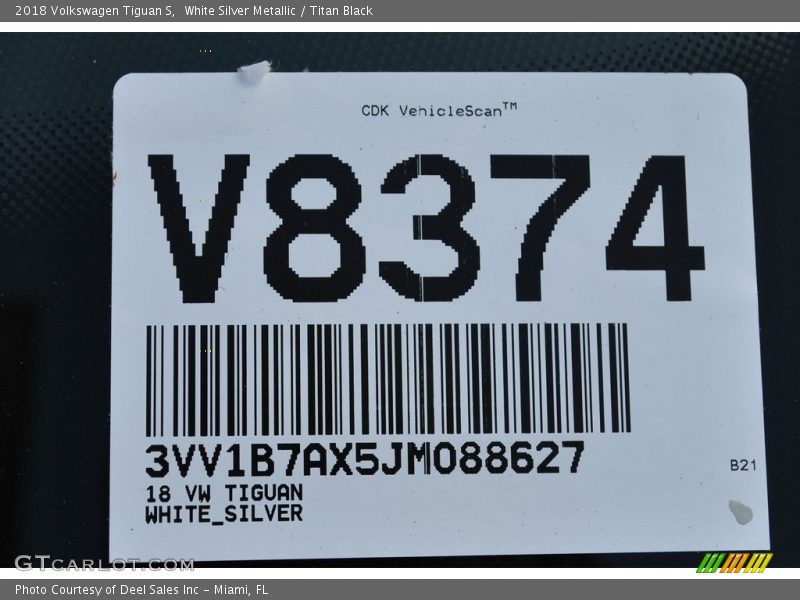 White Silver Metallic / Titan Black 2018 Volkswagen Tiguan S