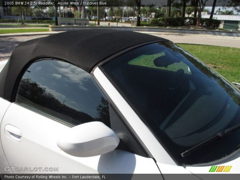 Alpine White / Maldives Blue 2005 BMW Z4 2.5i Roadster