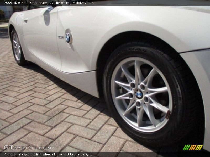 Alpine White / Maldives Blue 2005 BMW Z4 2.5i Roadster