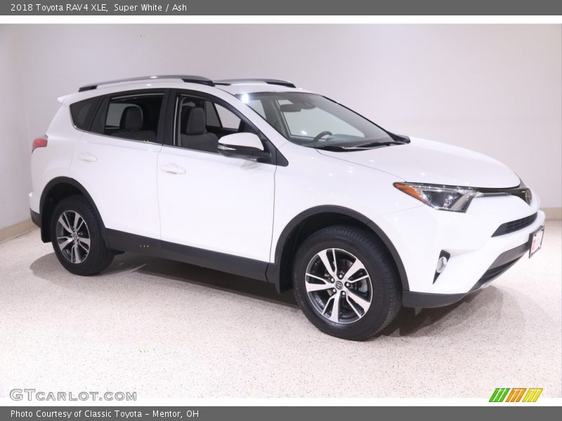 Super White / Ash 2018 Toyota RAV4 XLE