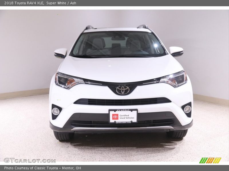 Super White / Ash 2018 Toyota RAV4 XLE