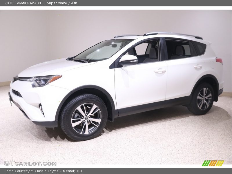 Super White / Ash 2018 Toyota RAV4 XLE