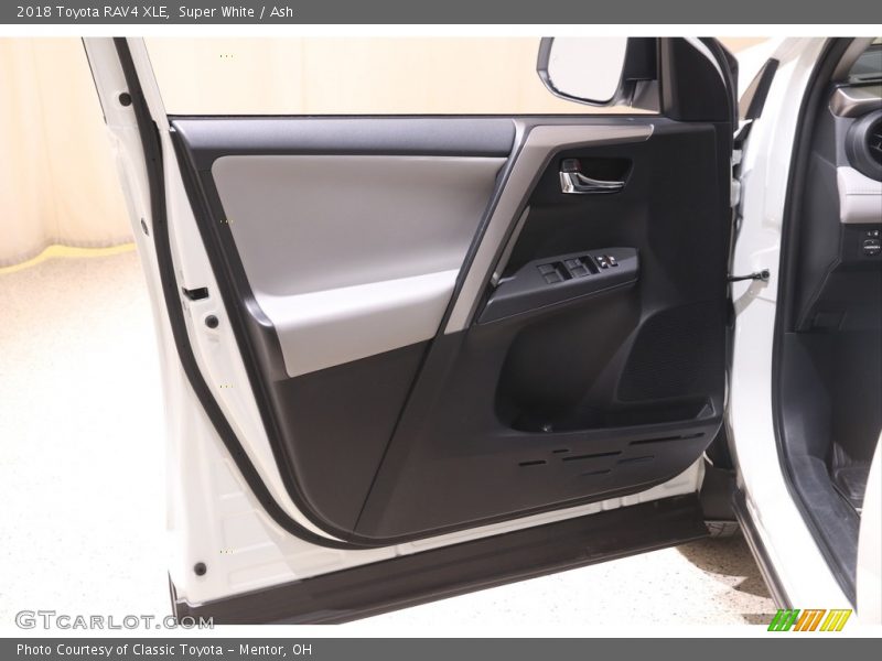 Super White / Ash 2018 Toyota RAV4 XLE