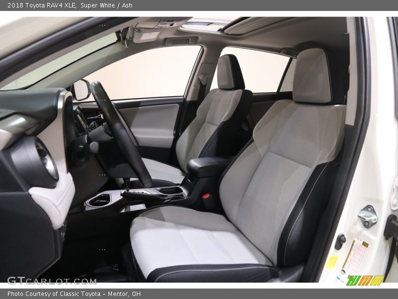 Super White / Ash 2018 Toyota RAV4 XLE