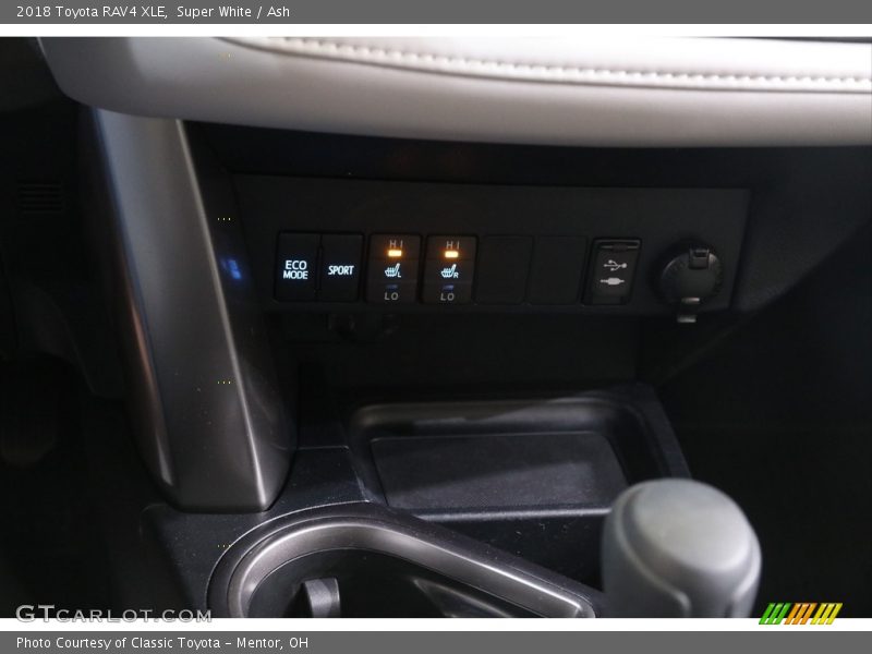 Super White / Ash 2018 Toyota RAV4 XLE