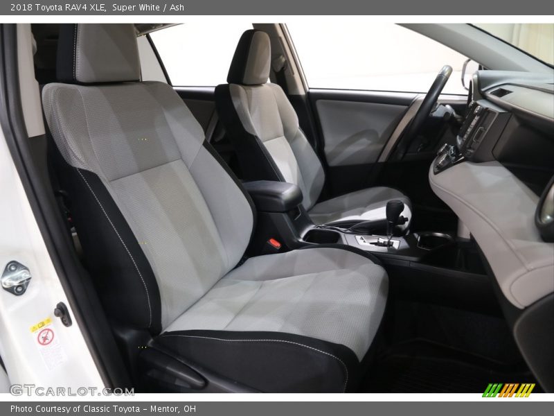 Super White / Ash 2018 Toyota RAV4 XLE