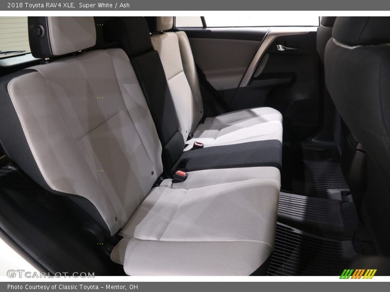 Super White / Ash 2018 Toyota RAV4 XLE