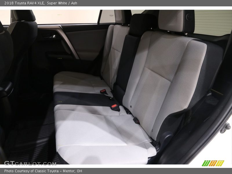 Super White / Ash 2018 Toyota RAV4 XLE
