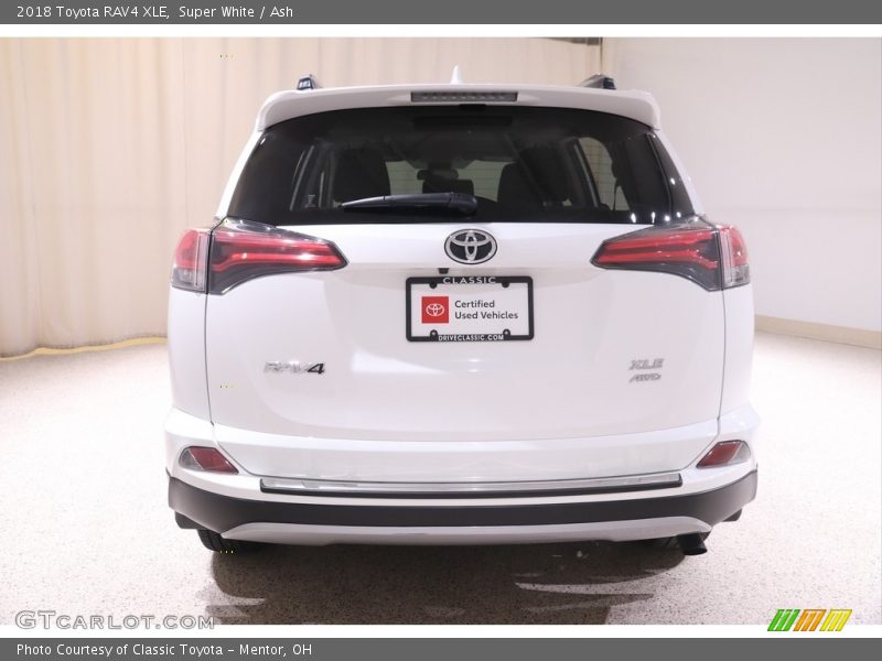 Super White / Ash 2018 Toyota RAV4 XLE
