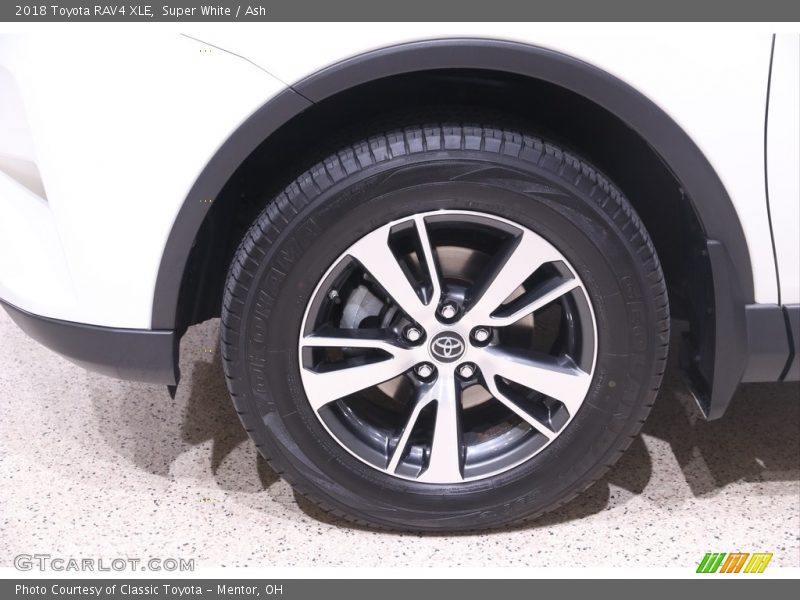 Super White / Ash 2018 Toyota RAV4 XLE