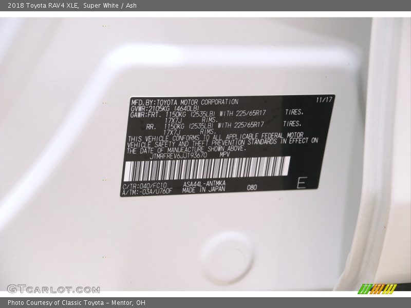 Super White / Ash 2018 Toyota RAV4 XLE