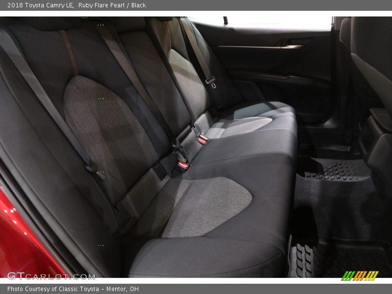 Ruby Flare Pearl / Black 2018 Toyota Camry LE