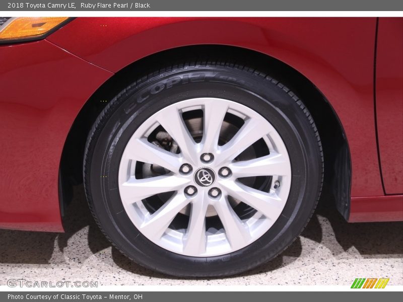 Ruby Flare Pearl / Black 2018 Toyota Camry LE