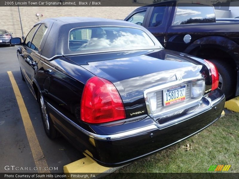 Black / Black 2005 Lincoln Town Car Signature Limited